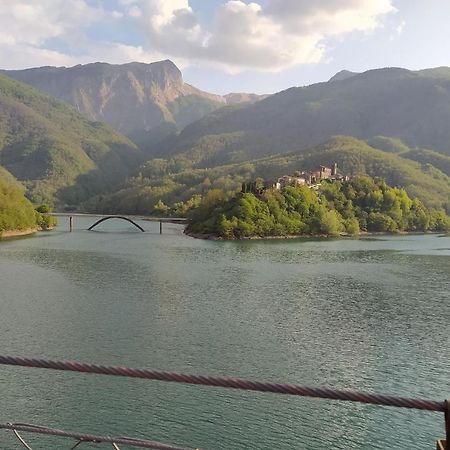 Casa Vacanze Al Colletto - Con Terrazza Panoramica In Centro Storico Vagli di Sotto Экстерьер фото